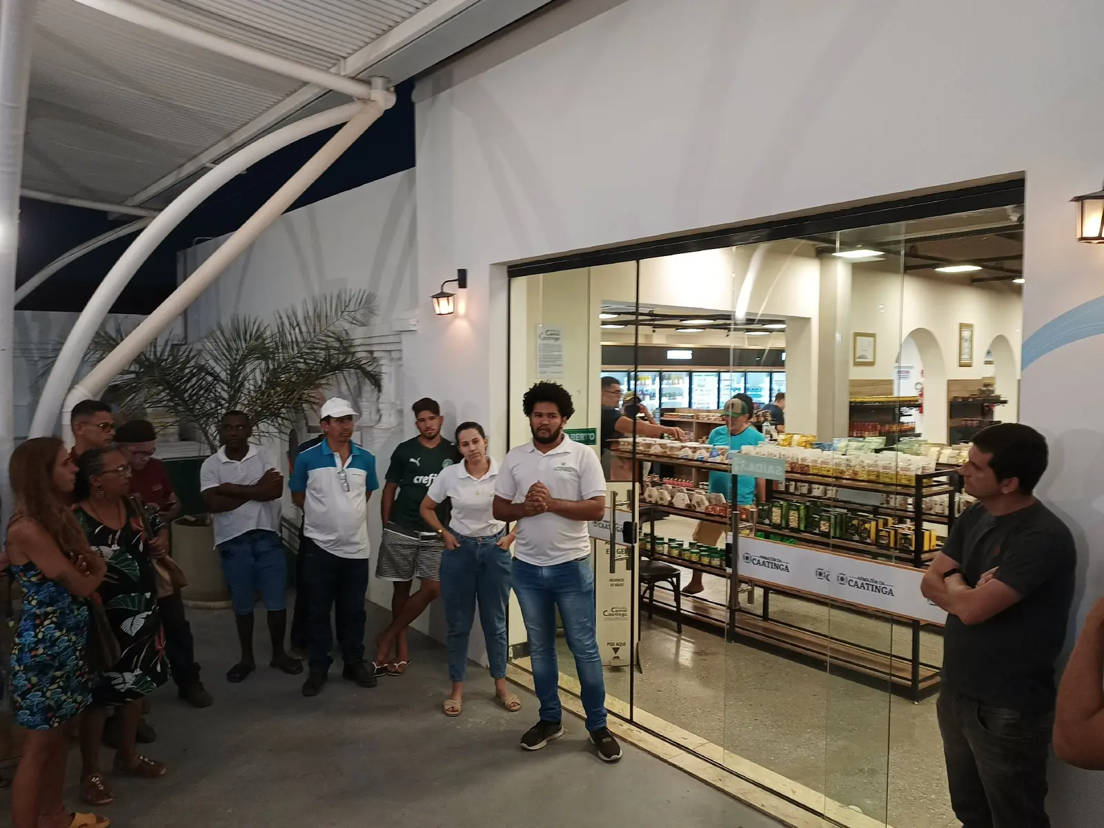 Participantes reunidos no interior do Armazém Central da Caatinga, em Juazeiro