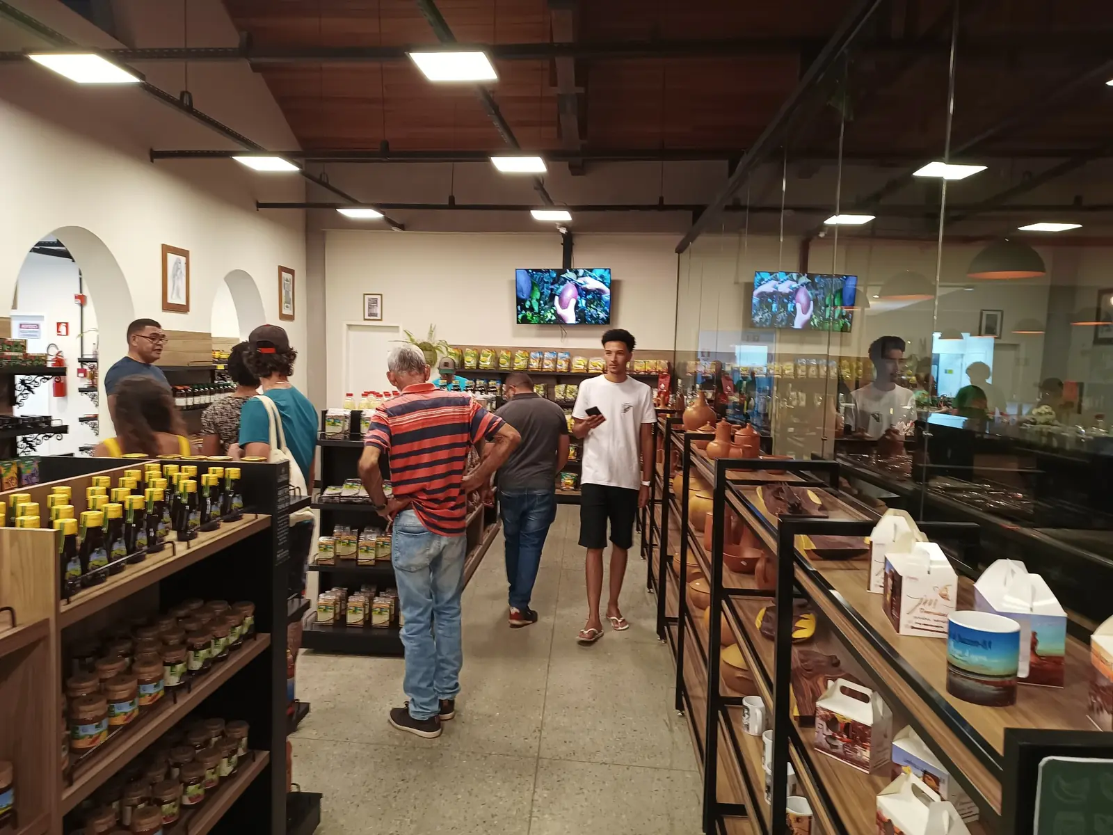 Prateleiras com produtos da agricultura familiar no Armazém Central da Caatinga