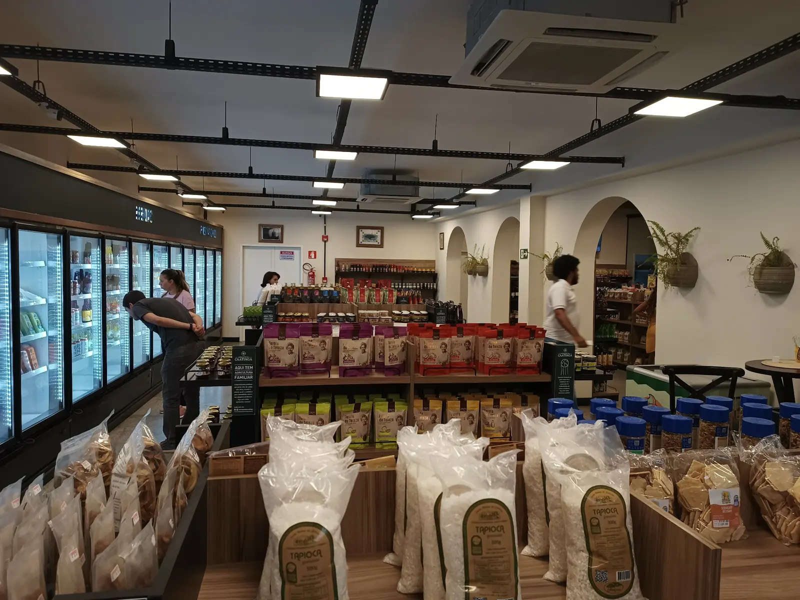 Exposição de alimentos e produtos regionais no Armazém Central da Caatinga