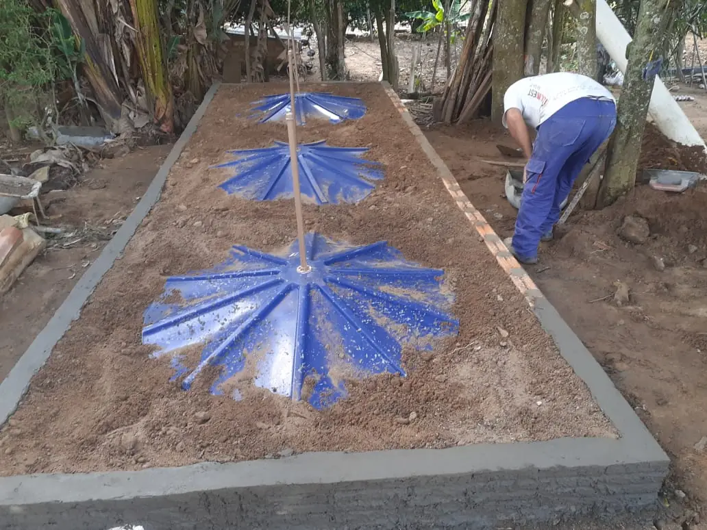 Câmaras de fossa ecológica fechadas com tampas em uma base de alvenaria