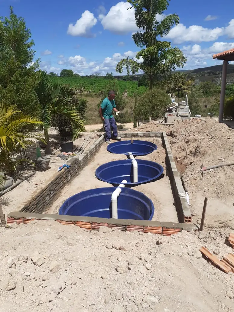 Estrutura de fossa ecológica em construção com câmaras abertas