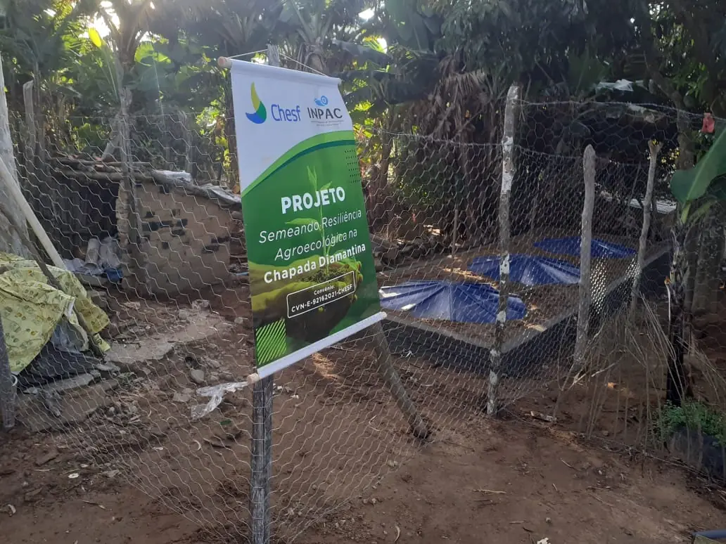 Fossa ecológica cercada e sinalizada em propriedade rural
